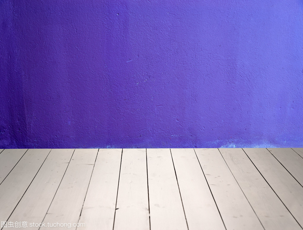 混凝土墙与木地板的和谐共生